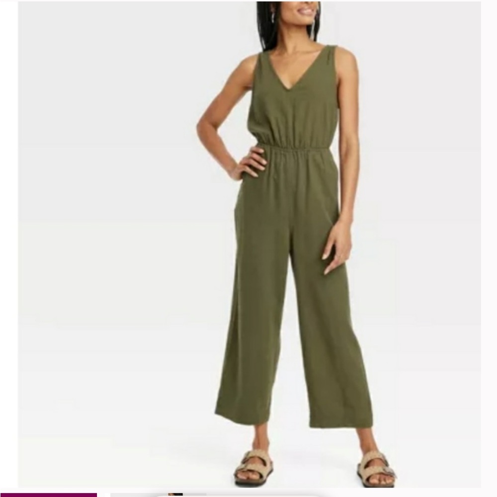 Universal Thread Green Jumpsuit with V-Neck and Cropped Wide-Leg